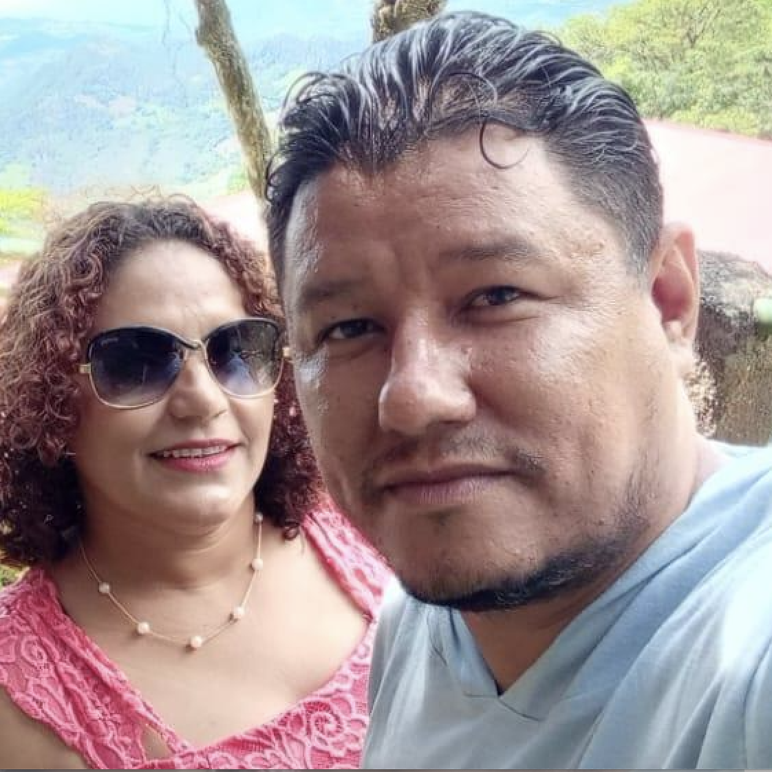 Harvey Chavarr�a Torres and wife