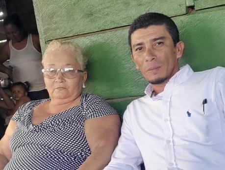 Efra�n D�vila's mother